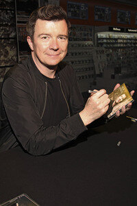Autogrammstunde mit Rick Astley