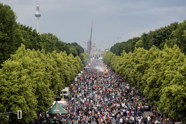 Parade zum 37. Christopher Street Day in Berlin