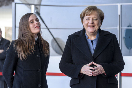Angela Merkel empängt Katrin Jakobsdóttir in Berlin