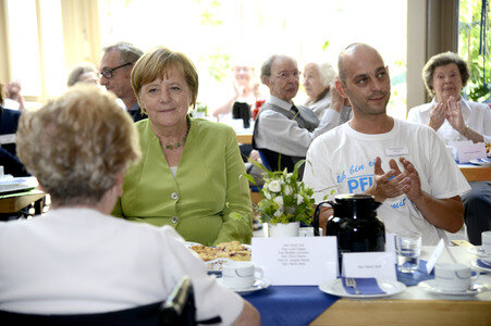 Angela Merkel besucht ein Altenheim in Paderborn
