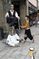 Bai Ling mit Entourage in Düsseldorf