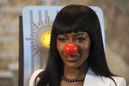 Naomi Campbell schaltet das rote Licht des Empire State Buildings an in New York