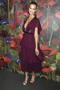 Kunst-Auktion und Party 'Take Home a Nude' in New York