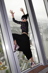 Bai Ling mit Entourage in Düsseldorf