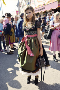 Damen-Wiesn 2015 von Unternehmerin Regine Sixt auf dem Oktoberfest in München