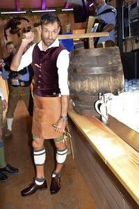 Oktoberfest-Anstich im Fisch Bäda Wiesnstadl in München