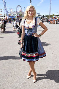 3. Wiesn Charity Lunch im Festzelt Zur Bratwurst beim Oktoberfest 2018 in München