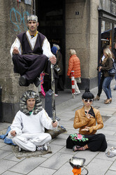 Bai Ling mit Entourage in Düsseldorf