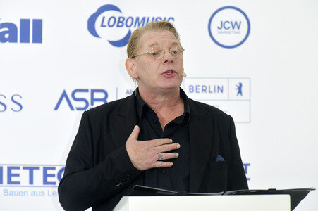 Offizielle Einweihung des Harald-Juhnke-Platzes in Berlin