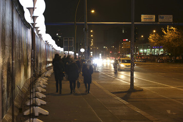 Lichtmauer aus Ballons, Berlin