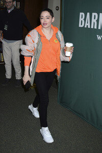 Buchsignierstunde mit Rose McGowan Book in New York