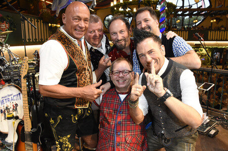 Welt der Wunder Wiesn Treff im Marstall Festzelt auf dem Oktoberfest 2018 in München
