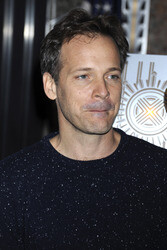 Peter Sarsgaard beleuchtet Empire State Building rot, New York