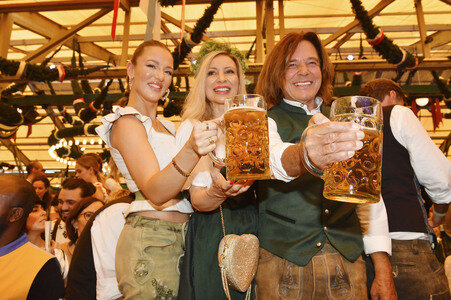 Wiesn Anstich im Schottenhamel Festzelt auf dem Oktoberfest 2025 in München