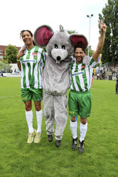 Charity-Fußballspiel 'Kicken mit Herz' in Hamburg