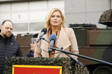 Julia Klöckner beim Besuch der Artillerieschule der Bundeswehr in Idar-Oberstein