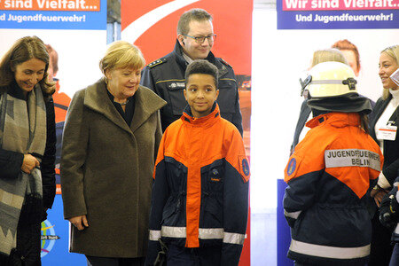 Angela Merkel besucht Jugendfeuerwehr in Berlin