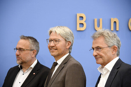 Bundespressekonferenz 'Sondervermögen für Infrastruktur - Mit Geld alleine kann man nicht bauen!' in Berlin