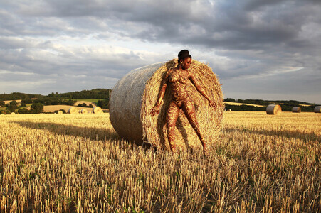 NATURE ART: Auf einem Feld in der Abendsonne / On a Field in the Evening Sun Bodypainting