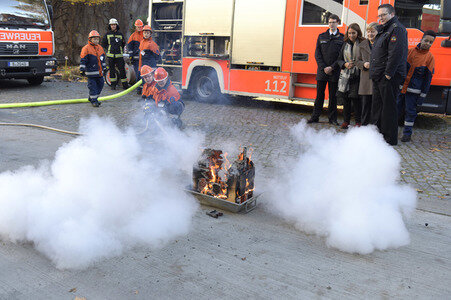 Angela Merkel besucht Jugendfeuerwehr in Berlin