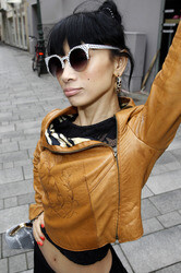 Bai Ling mit Entourage in Düsseldorf