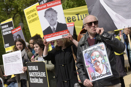 Demonstration für die Freilassung der in der Türkei inhaftierten Journalisten in Berlin