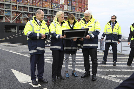 Frank-Walter Steinmeier besichtigt den HHLA Container Terminal Altenwerder in Hamburg