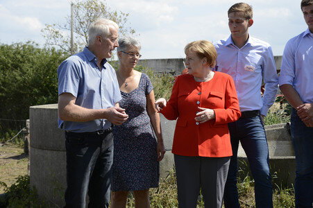 Angela Merkel besucht einen Milchbauernhof in Nienborstel