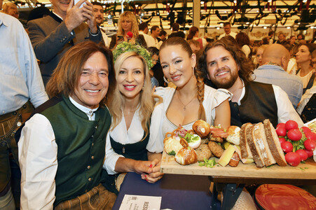 Wiesn Anstich im Schottenhamel Festzelt auf dem Oktoberfest 2025 in München