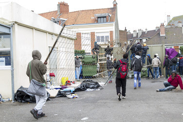 Französische Polizei räumt Flüchtlingslager bei Calais