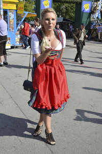 Damen-Wiesn 2015 von Unternehmerin Regine Sixt auf dem Oktoberfest in München