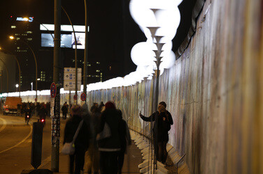 Lichtmauer aus Ballons, Berlin