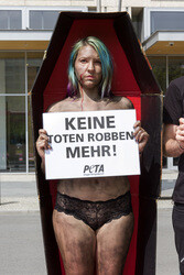 PETA Demonstration gegen das Robbenschlachten, Berlin