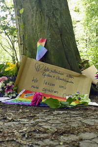 Trauer nach dem Anschlag auf die Feiern des 48. Berliner Christopher Street Day in Berlin
