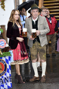 FC Bayern Team auf dem Oktoberfest in München