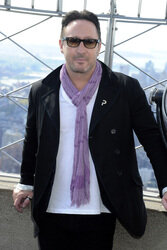 Jullian Lennon und die Lupus Foundation schalten lila Licht am Empire State Building an, New York
