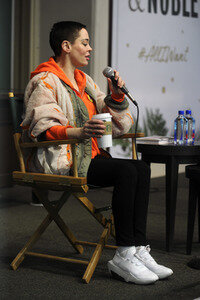 Buchsignierstunde mit Rose McGowan Book in New York