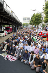 Freitagsgebet vor der abgebrannten Mevlana-Moschee, Berlin