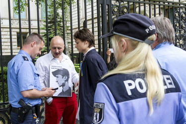 Demonstranten ketten sich mit Handschellen am Tor der Russischen Botschaft fest, Berlin