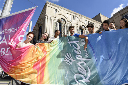 Hissung der 'Colours of Respect' Flagge in Berlin