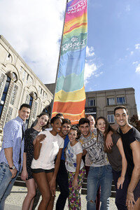 Hissung der 'Colours of Respect' Flagge in Berlin