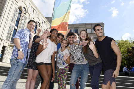 Hissung der 'Colours of Respect' Flagge in Berlin