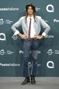 Photocall 'La Chitarra Nella Roccia - Lucio Corsi dal Vivo all'Abbazia di San Galgano', Internationales Filmfestival Rom 2025