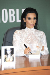Kim Kardashian signiert ihr Buch 'Selfish' in New York