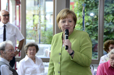 Angela Merkel besucht ein Altenheim in Paderborn