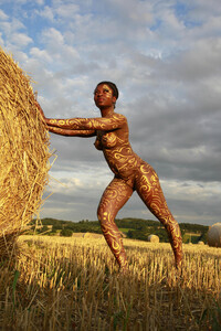 NATURE ART: Auf einem Feld in der Abendsonne / On a Field in the Evening Sun Bodypainting