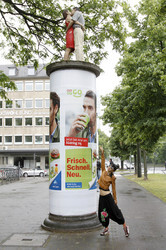 Bai Ling mit Entourage in Düsseldorf