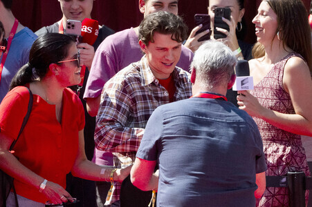 Tom Holland besucht die Fußball-WM Fanzone in Madrid