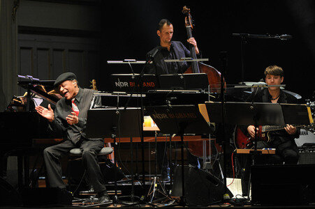 Konzert von Al Jarreau und der NDR Bigband in Hamburg