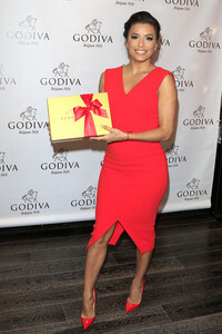 Eva Longoria präsentiert Valentinstag-Geschenke